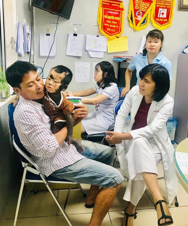 Ong bo dan toc diu con kham benh anh 2