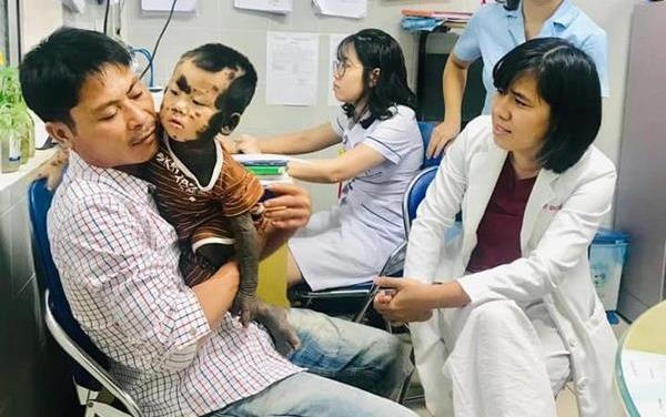 Cuon so ‘ta on doi’ cua nguoi cha diu con di kham benh sau khi vo mat hinh anh