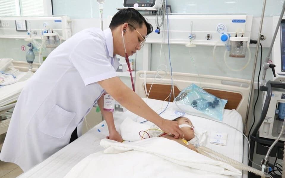 Be gai 40 thang tuoi bi viem phoi nang do uong nham dau hoa hinh anh