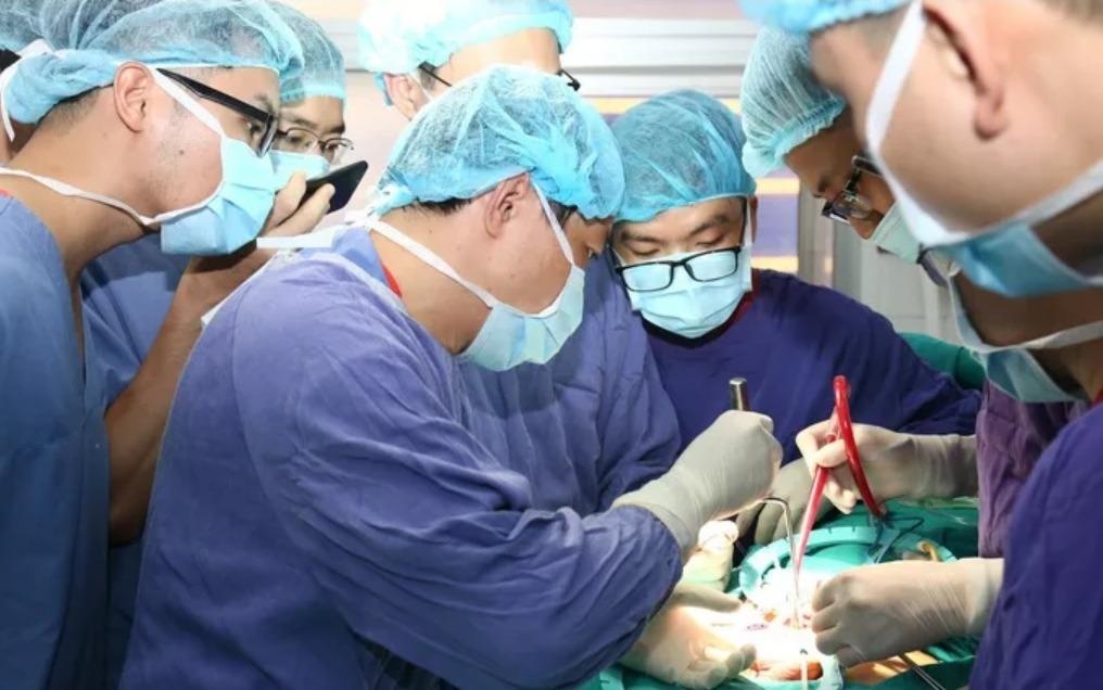 Nguoi dan ong trai qua 6 lan phau thuat de lam moi 'cau nho' hinh anh