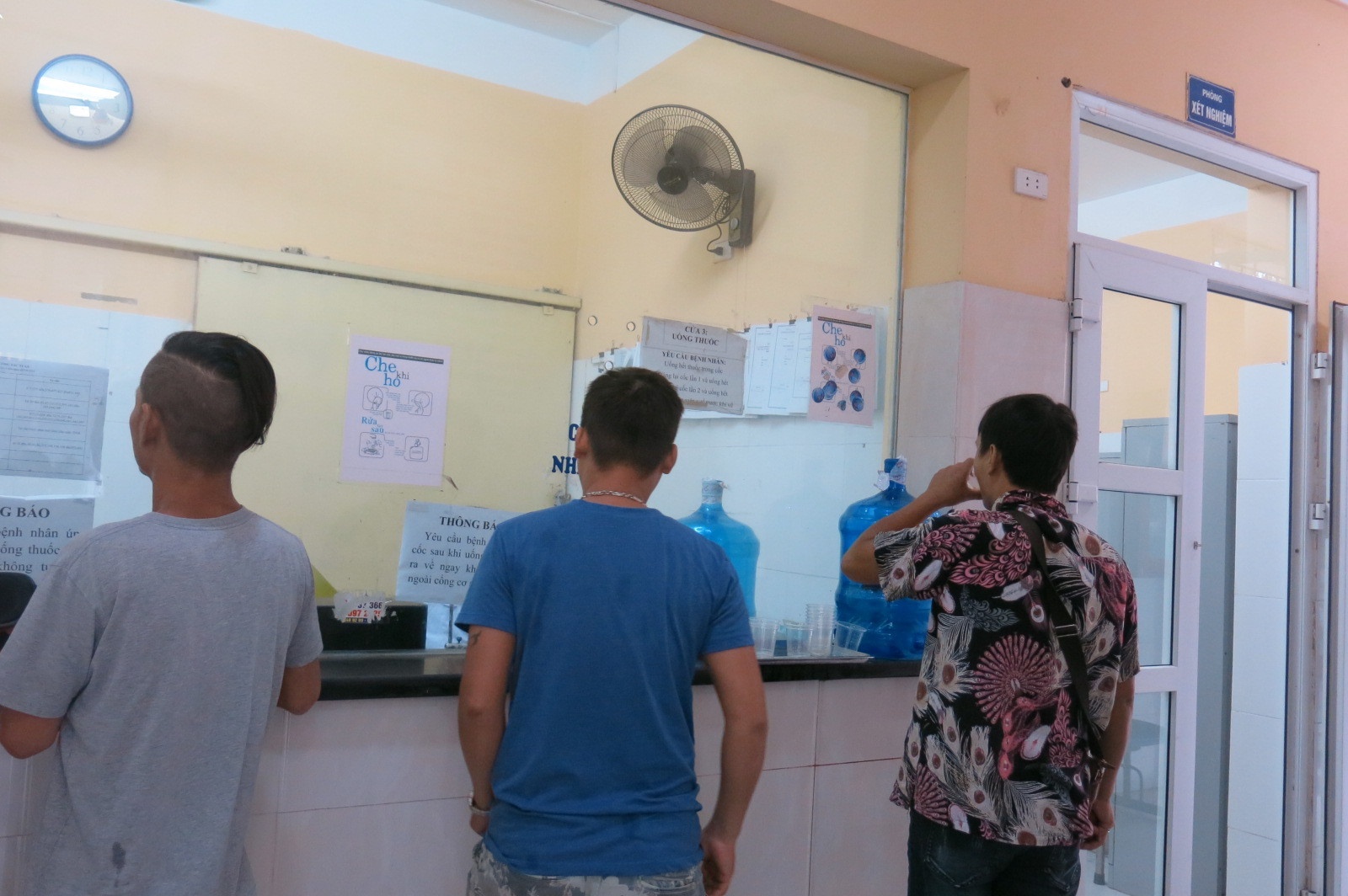 bác sĩ điều trị cho bệnh nhân cai nghiện ảnh 2 bac si dieu tri cho benh nhan cai nghien anh 2