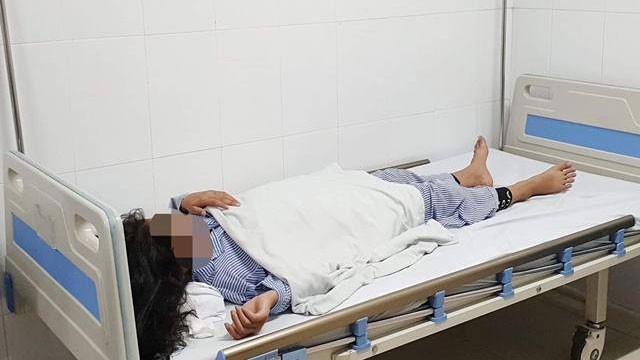 be gai 13 tuoi tiem filler bi mu mat anh 1