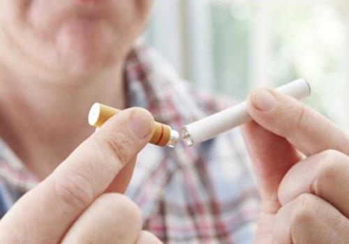 Moc dom trang tren luoi, nguy co bien chung ung thu vi hut thuoc hinh anh