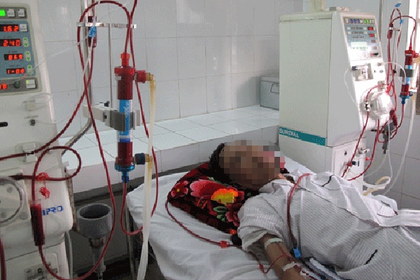 Chet nua nam van di kham benh anh 1