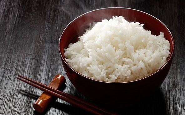 Mot bat com chua bao nhieu calo? hinh anh