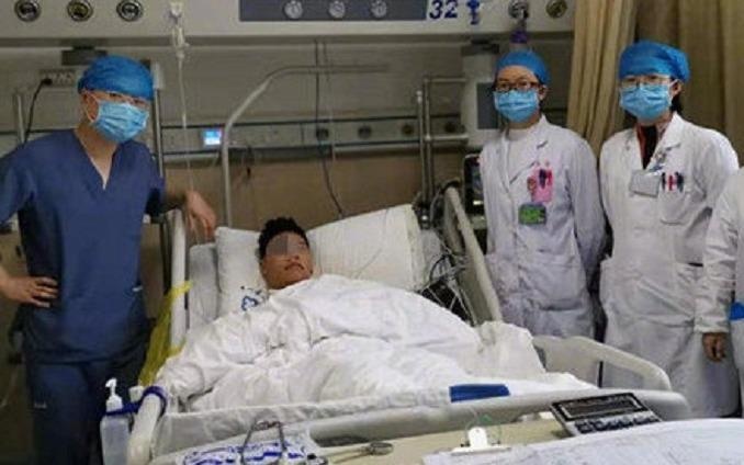 Nga tu tang 2, cau be bi cay sat 4 m dam xuyen nguoi hinh anh