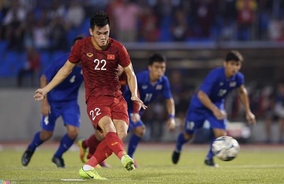 Neu thi dau luc 19h, cau thu can an bua chinh vao thoi diem nao? hinh anh