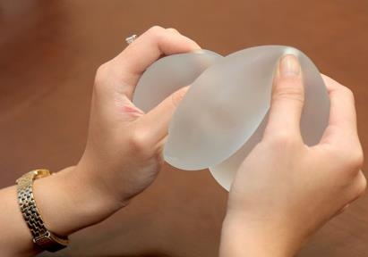 Co gai o TP.HCM bi vo 2 tui don nguc cung luc hinh anh