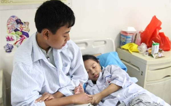 Mac benh hiem gap, hai anh em phai song nho mau nguoi khac hinh anh