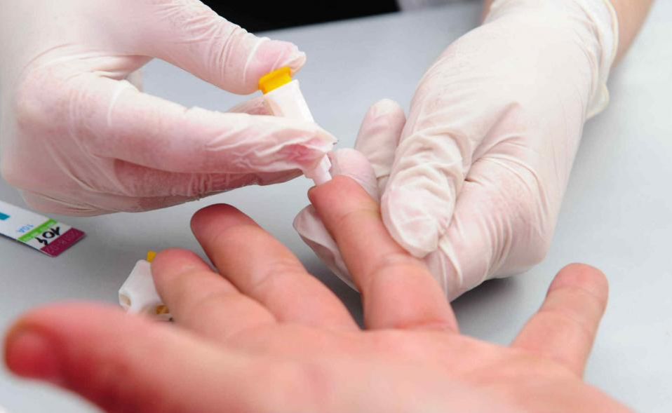 Nhieu nguoi co HIV san sang tham gia thu nghiem nguy hiem hinh anh