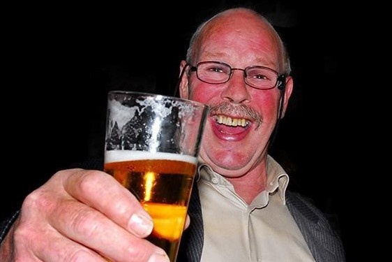 Vi sao nhieu nguoi do mat khi uong ruou bia? hinh anh