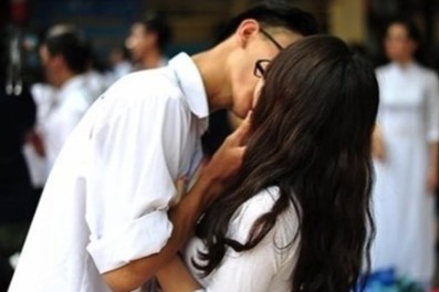 Dieu gi xay ra khi tre lam 'chuyen nguoi lon' truoc 18 tuoi? hinh anh