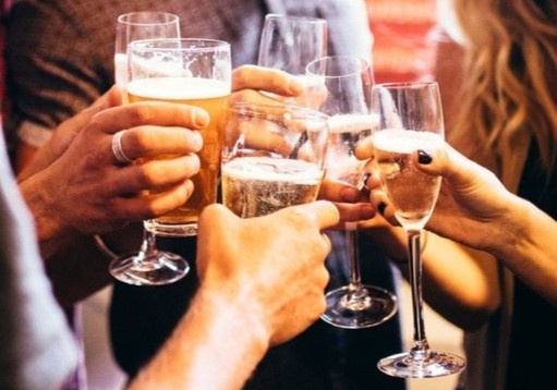 Bo Y te huong dan uong ruou bia an toan ngay Tet hinh anh