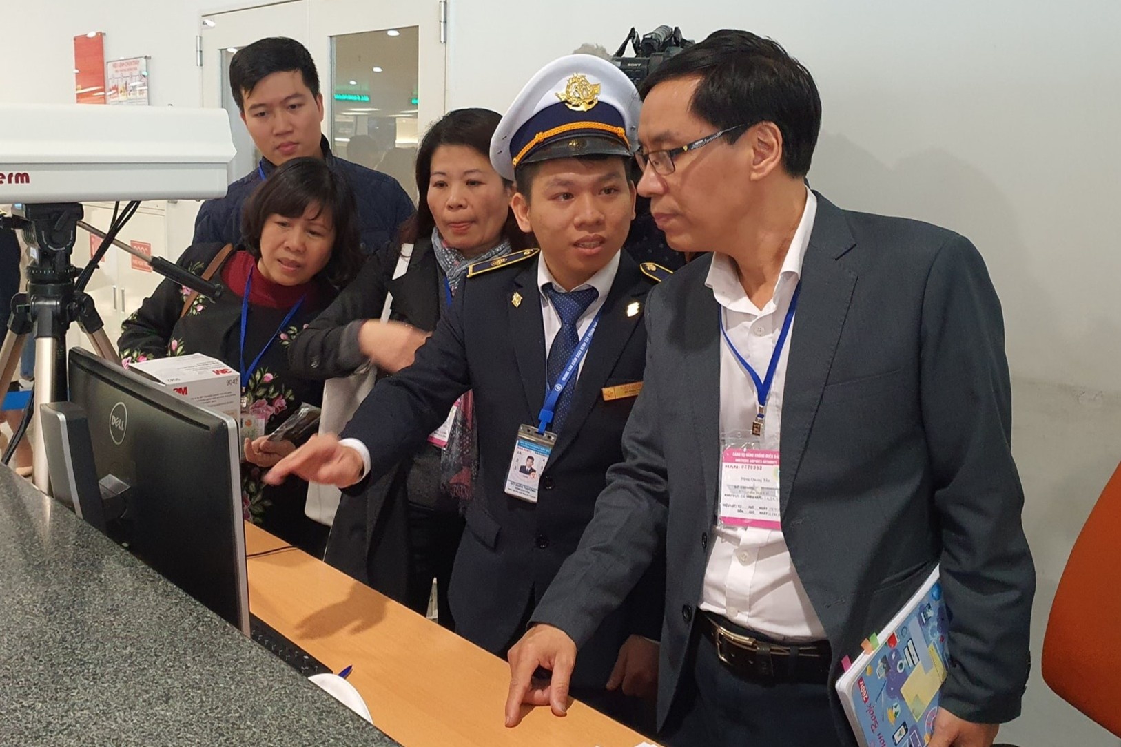 San bay Noi Bai tang cuong kiem dich phong virus corona hinh anh