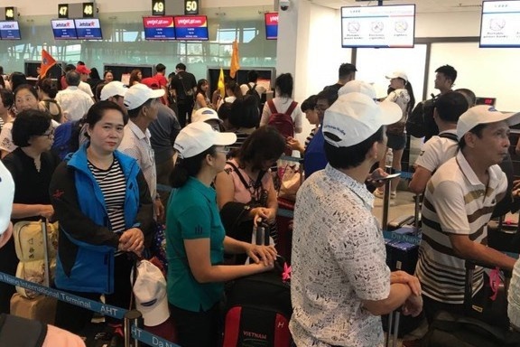Gan 12.000 nguoi Trung Quoc o Da Nang, nhieu nguoi tu di kham hinh anh