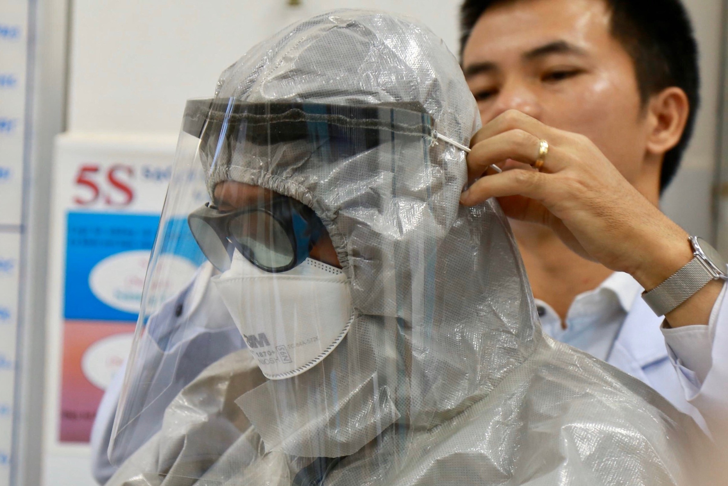 Hon 6.000 nguoi tren the gioi nhiem virus corona hinh anh