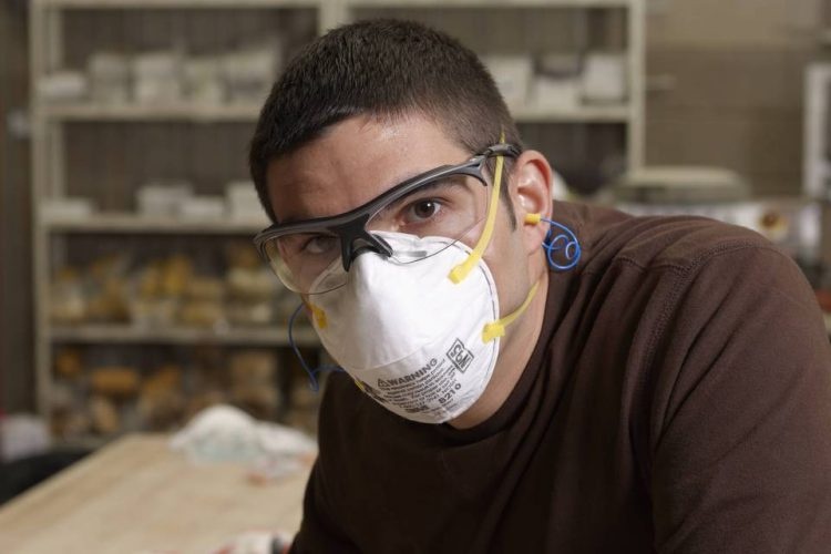 Chi khau trang N95 moi chong duoc virus corona? hinh anh