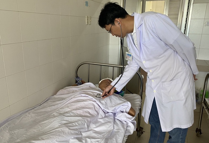 lay muong dam vao mat,  xuyen so anh 1