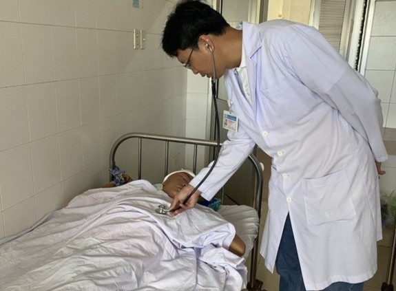 Nam thanh nien lay muong dam vao mat, xuyen so hinh anh