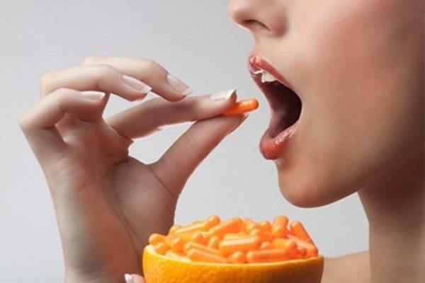 Uong vitamin C khong the ngan ngua virus corona hinh anh
