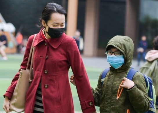 Lam gi de song chung an toan voi dich Covid-19? hinh anh