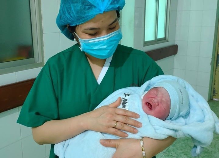 Phau thuat lay thai cho san phu co benh tim bam sinh hinh anh