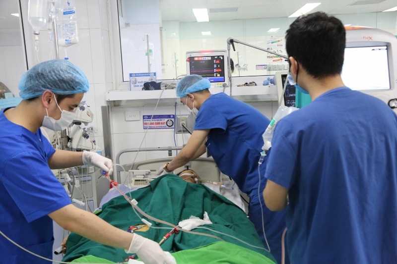 benh nhan duoc mo ngay tren giuong anh 1