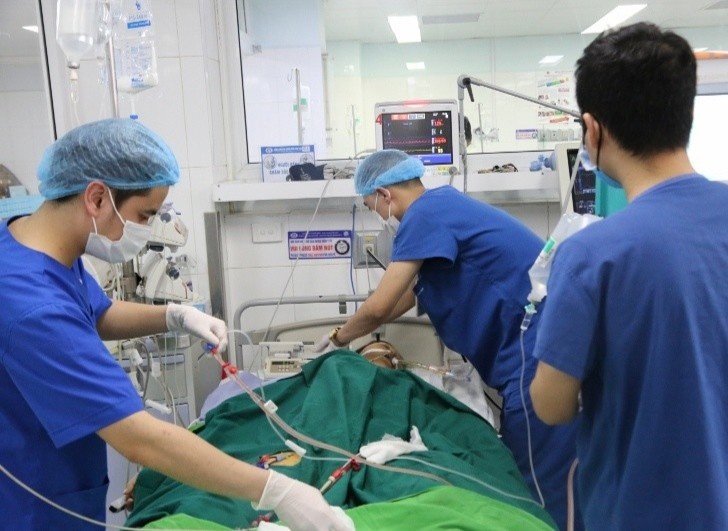 Bien chung soi than, benh nhan duoc mo ngay tren giuong hinh anh