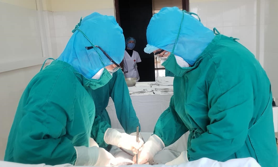 mổ cấp cứu cho sản phụ cách ly vì Covid-19 ảnh 1 mo cap cuu cho san phu cach ly vi Covid-19 anh 1