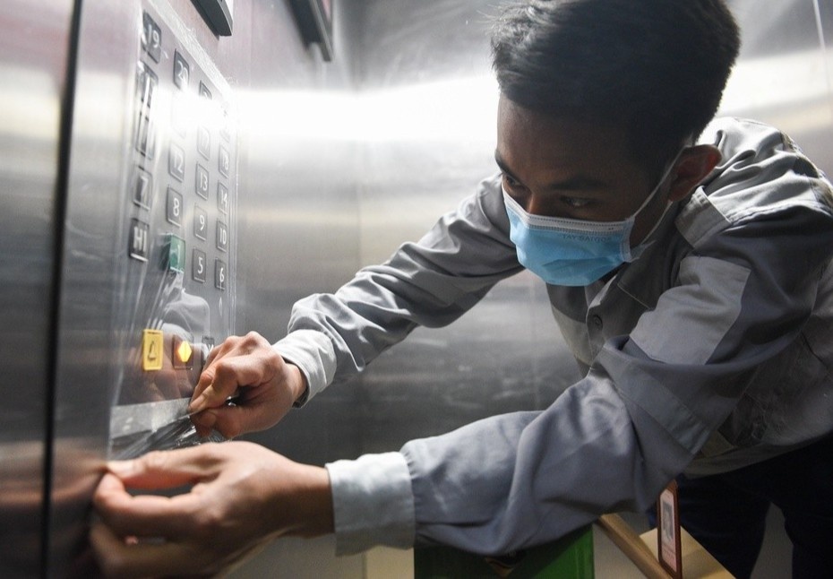 Lam gi de phong dich Covid-19 noi lam viec, ky tuc xa? hinh anh