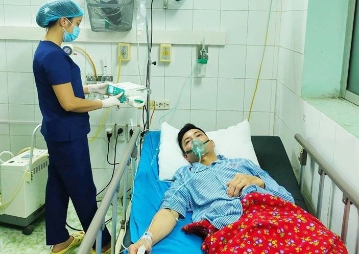 Tu uong thuoc tai nha, nguoi dan ong suyt chet vi soc phan ve hinh anh