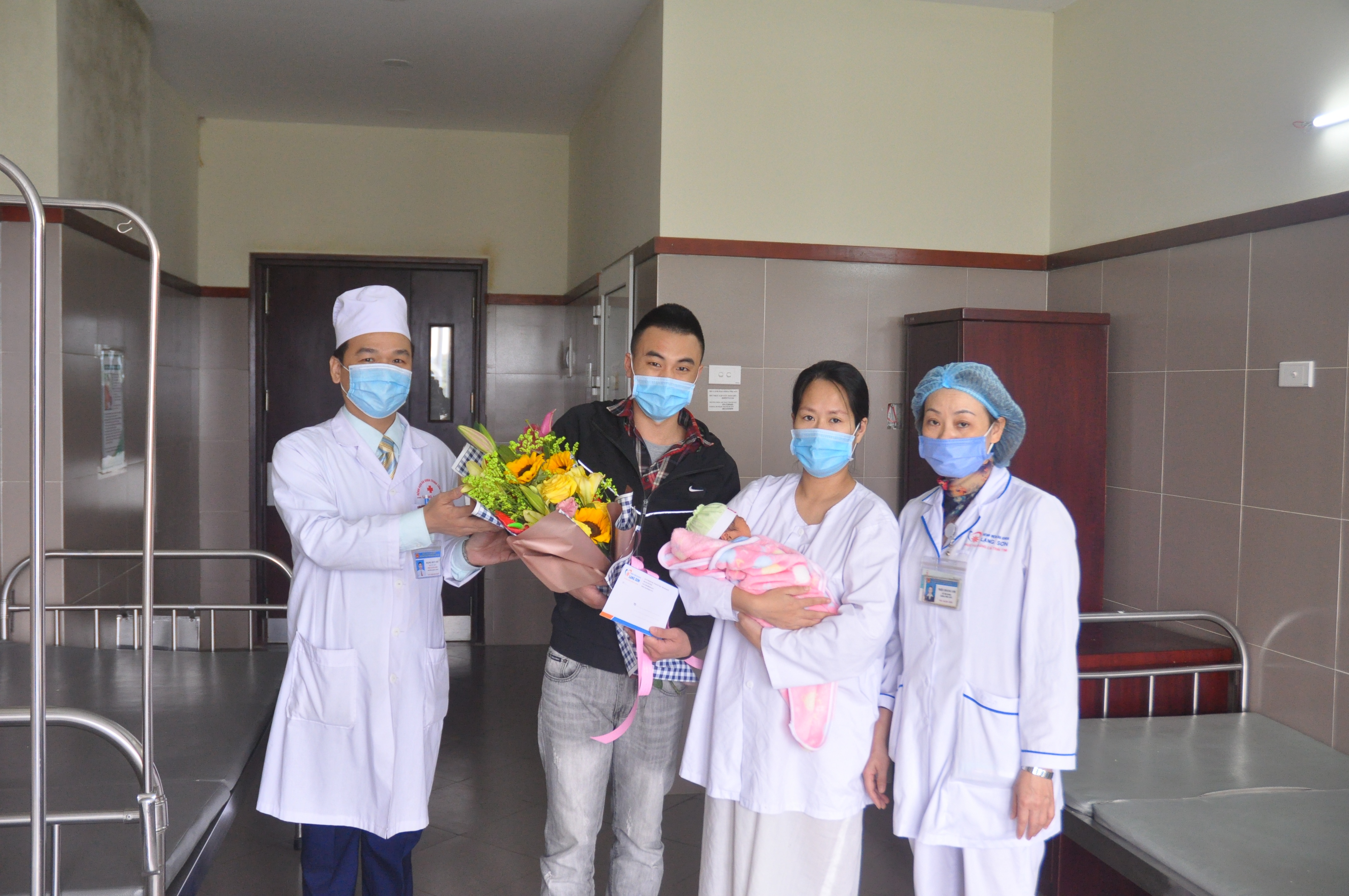 Be gai chao doi trong khu cach ly dich Covid-19 anh 1