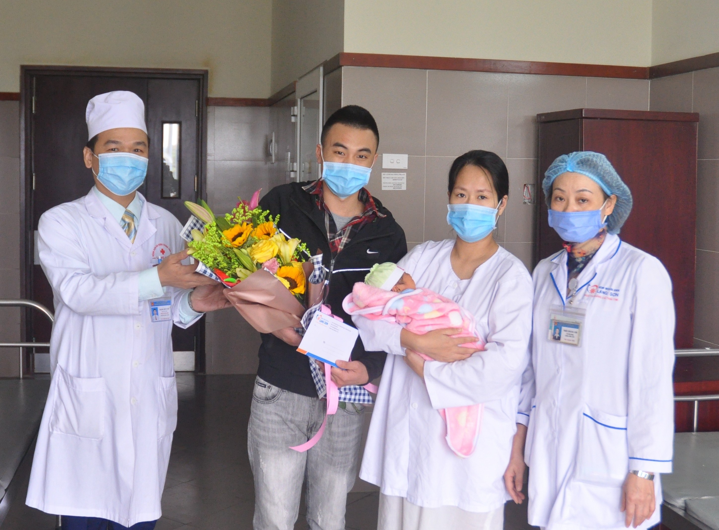 Be gai chao doi trong khu cach ly dich Covid-19 duoc xuat vien hinh anh