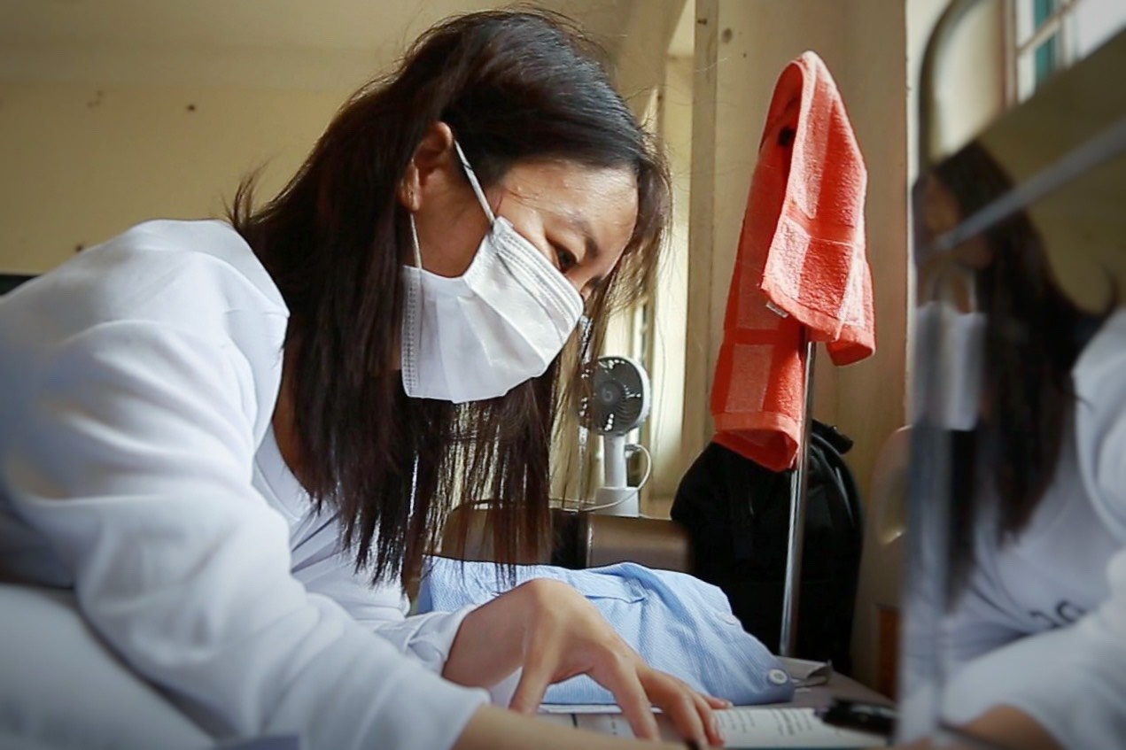 Deo khau trang van lay nhiem virus anh 9