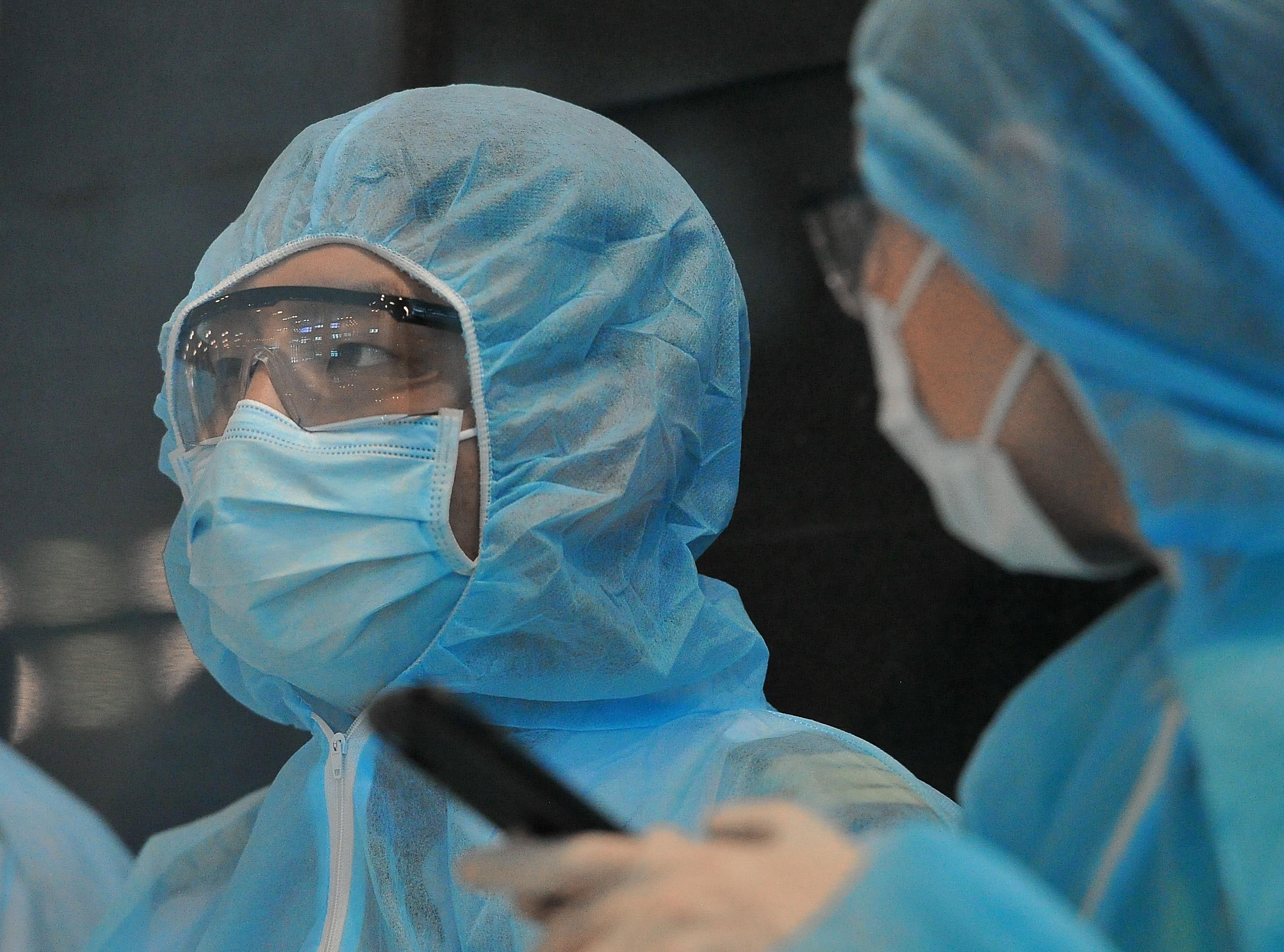 Deo khau trang van lay nhiem virus anh 7