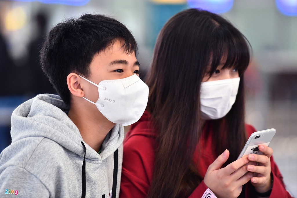 Deo khau trang van lay nhiem virus anh 2