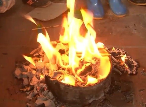 Dung xang dot rac, nguoi dan ong bi bong nang hinh anh