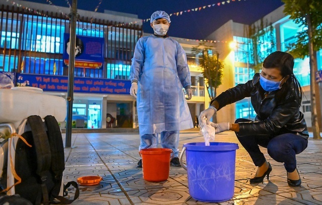 Deo khau trang van lay nhiem virus anh 6