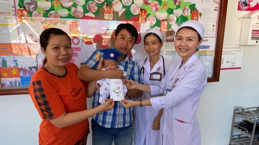 bé trai chào đời chỉ nặng 1 kg ảnh 1 be trai chao doi chi nang 1 kg anh 1