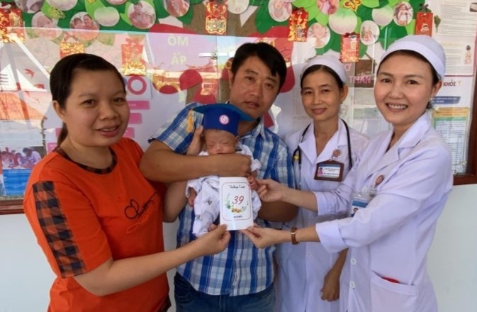 Be trai nang mot kg khi chao doi xuat vien hinh anh