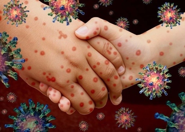 Cach tu bao ve khi den noi dong nguoi trong mua dich hinh anh