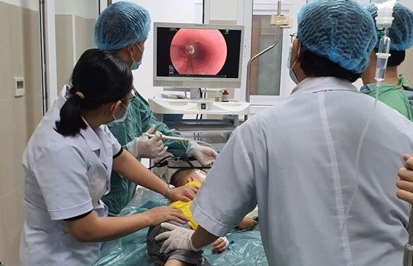 Be trai nuot kim bom bong dai 2,5 cm hinh anh
