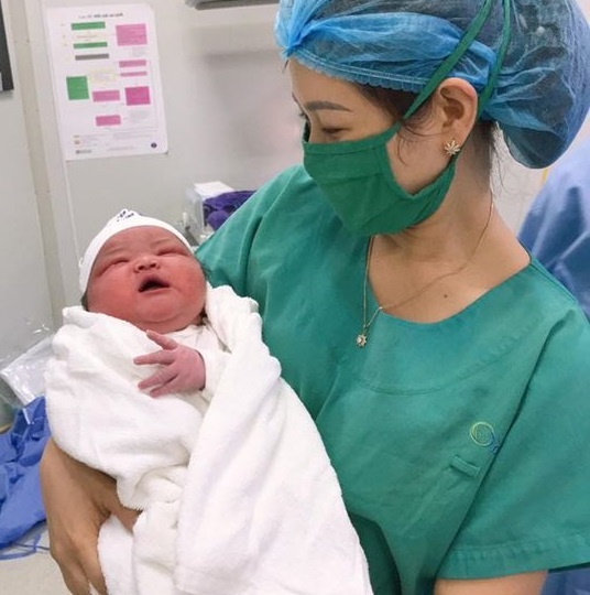 Bé sơ sinh nặng 6 kg ảnh 1 Be so sinh nang 6 kg anh 1
