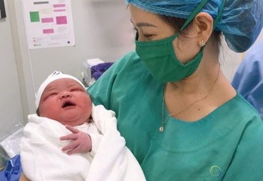 San phu o Quang Ninh sinh con nang 6,1 kg hinh anh