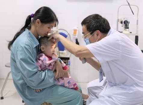 Tim lai anh sang cho benh nhi 15 thang tuoi bi khiem thi bam sinh hinh anh