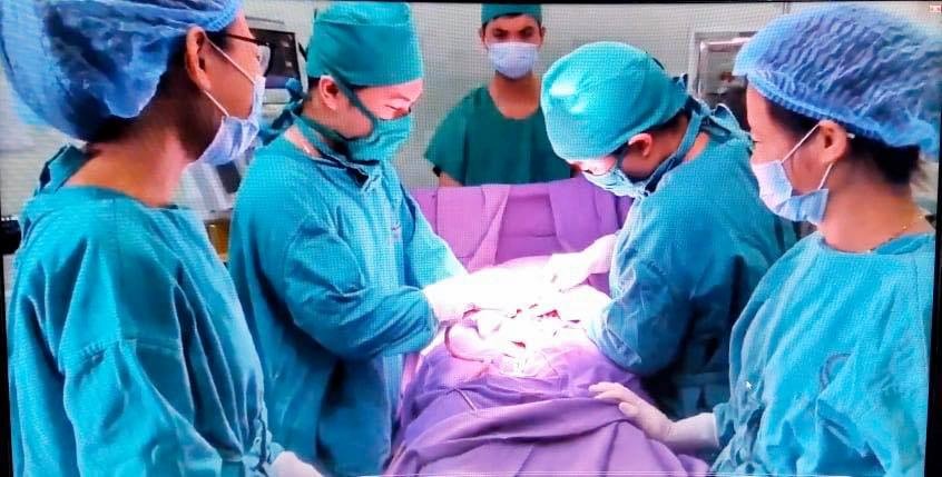 Bé sơ sinh có hai bộ phận sinh dục ảnh 1 Be so sinh co hai bo phan sinh duc anh 1