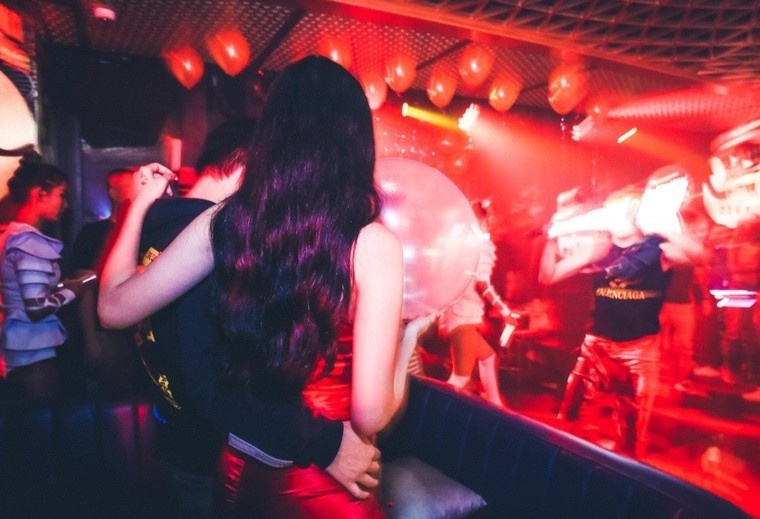 Quan bar, karaoke la noi co nguy co cao lay nhiem SARS-CoV-2 hinh anh