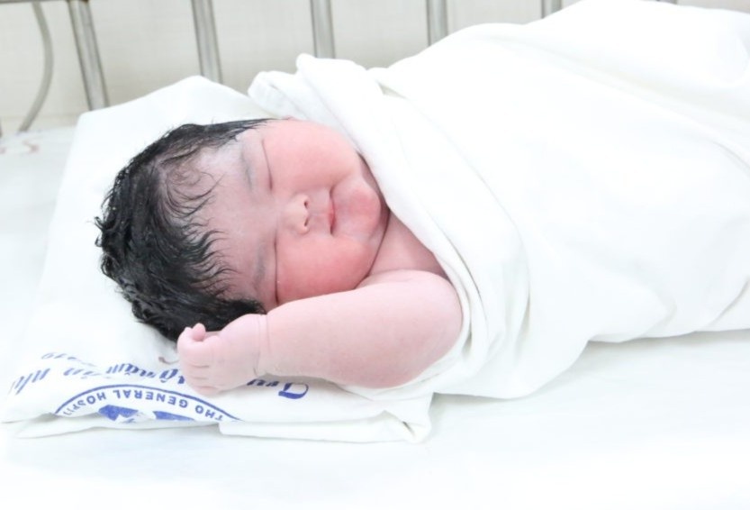 Be gai chao doi nang 6 kg hinh anh