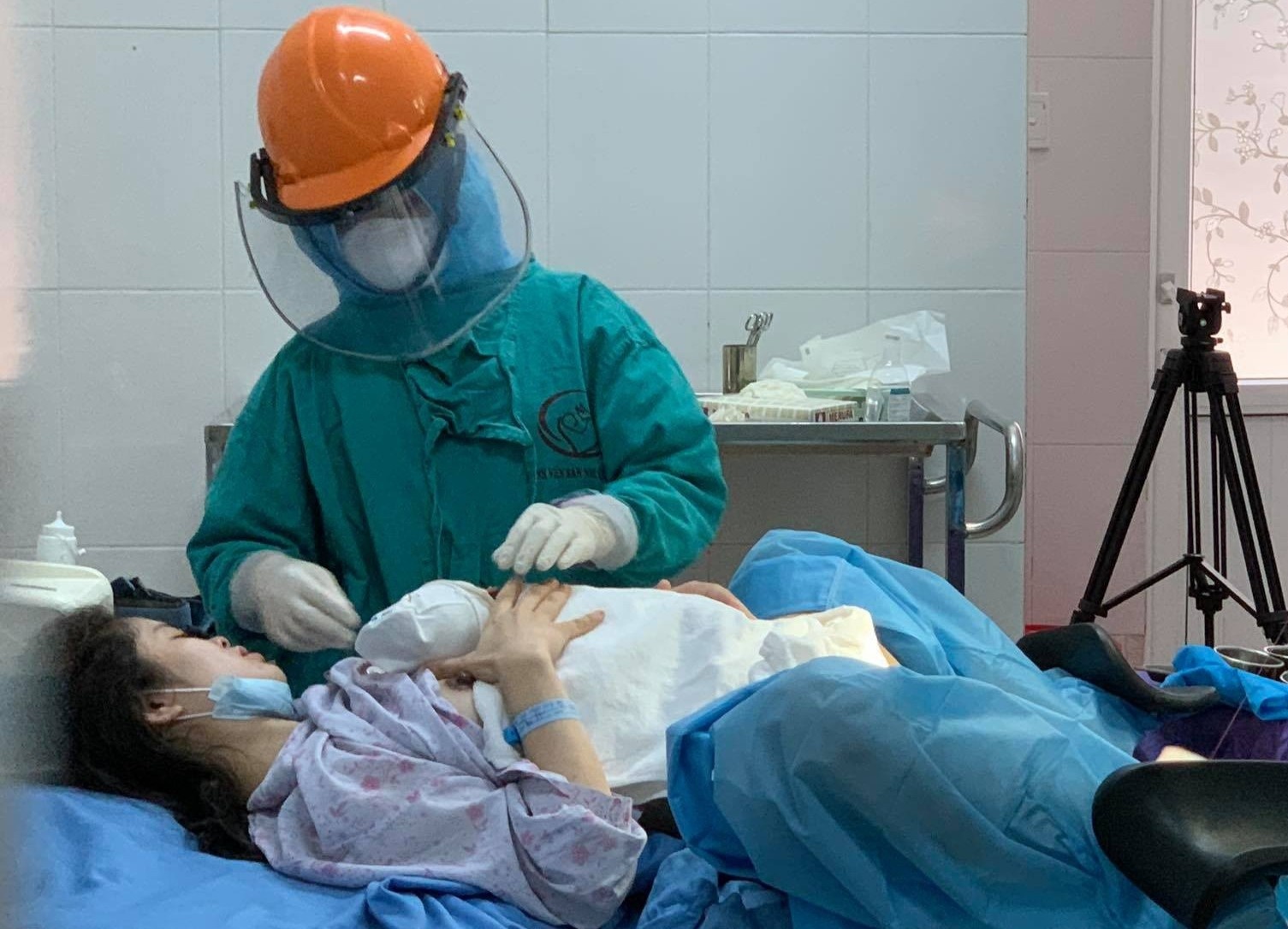 Be trai o Quang Ninh chao doi trong phong cach ly hinh anh