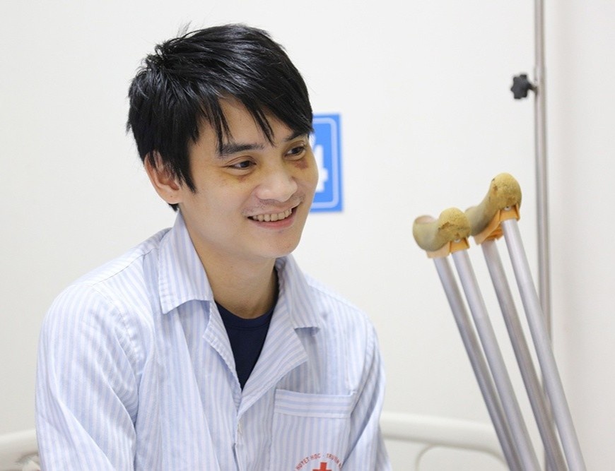 Chang trai hemophilia uoc co viec lam o Ha Noi de giu chan con lai hinh anh